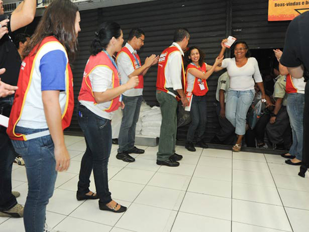 Dezenas de consumidores formaram uma longa fila para aproveitar liquidação em loja em São Paulo. Imagem mostra Antônia, a primeira da fila (Foto: Flávio Moraes/G1)