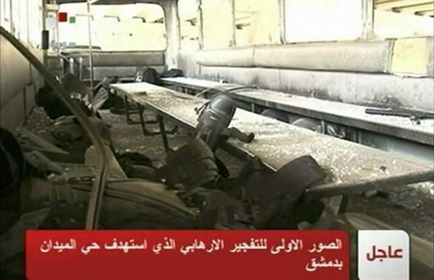 Interior de ônibus que teria sido atingido em ataque nesta sexta-feira (6) no centro de Damasco, capital da Síria (Foto: AFP)