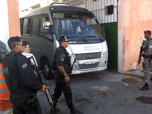 Detentos são transferidos em ônibus do Governo do Estado (Foto: Patrícia Nielsen/TV Verdes Mares)
