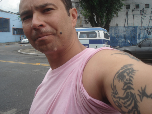 Edson mostra as tatuagens que fez durante o tempo de vício (Foto: Rafael Sampaio/G1)