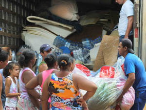 Moradores de Guidoval recebem donativos (Foto: Carlos Alberto/ImprensaMG)