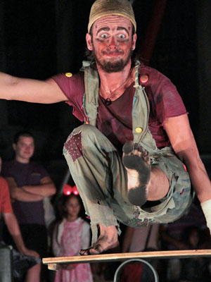 Damiano Massaccesi no espetáculo "Circo Godot". (Foto: Divulgação)