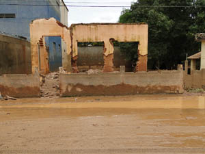 Só restou a fachada de casa destruída pela inundação (Foto: Alex Araújo/G1)
