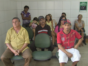 População esperou por até três horas para registrar boletim de ocorrência em delegacia de Fortaleza (Foto: TV Verdes Mares/ Reprodução)