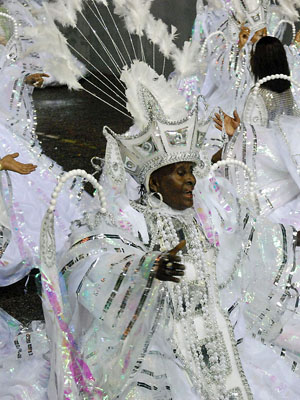 Gigantes do Samba, no carnaval do Recife. (Foto: Divulgação / Prefeitura do Recife)