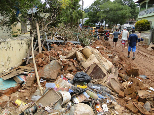 Amontoados de lixo e restos de móveis são enconttrados nas ruas de Guidoval (Foto: Alex Araújo/G1)