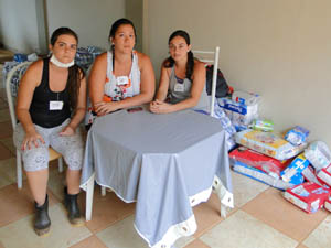 Jaqueline, Rúbia e Alexsandra são algumas das voluntárias que ajudam em Guidoval (Foto: Alex Araújo/G1)