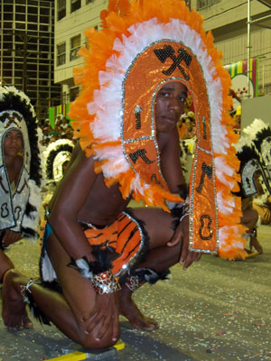 Tribos de índio tem figurino mais simples. (Foto: Acervo: Casa do Carnaval)