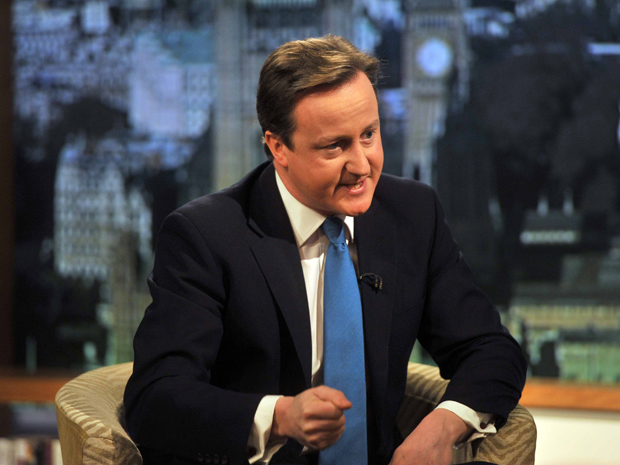 Primeiro-ministro David Cameron aparece no Andrew Marr Show nos estúdios da BBC em Londres, neste domingo (8) (Foto: Reuters)