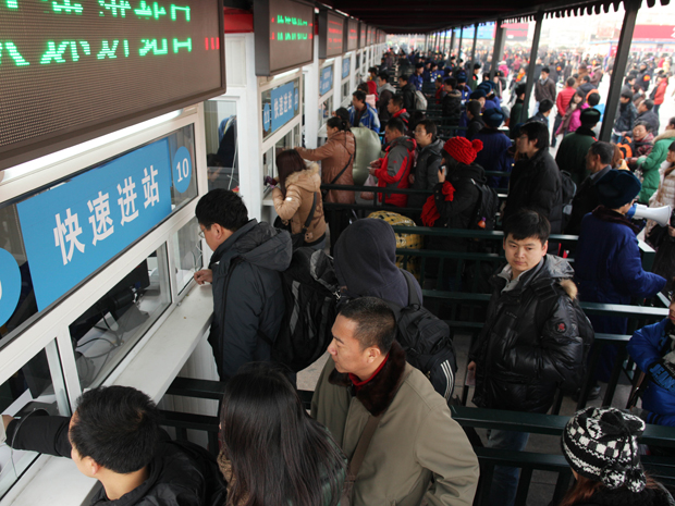 Viajantes tentam comprar passagens para viajar de trem em  queue outside a train station em Pequim (Foto: AFP)