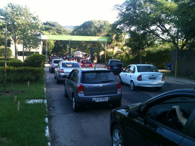 Trânsito ficou complicado na chegada ao campus. (Foto: Felipe Truda/G1 RS)