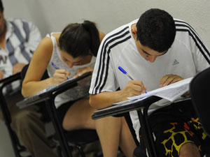 Candidatos fazem prova da segunda fase da Fuvest em sala de aula da UMC Campus Villa Lobos (Foto: Flavio Moraes/G1)