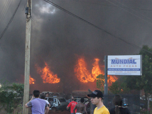 Incêndio mobilizou Corpo de Bombeiros em Erechim (Foto: Rodrigo Finardi/Agência RBS)