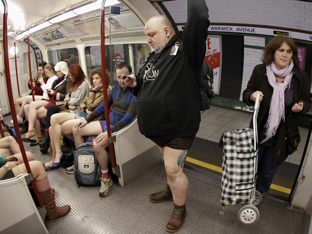 Participantes do evento conhecido como flash mob e chamado de "No Trousers" circulam no metrô de Londres  (Foto: Reuters)