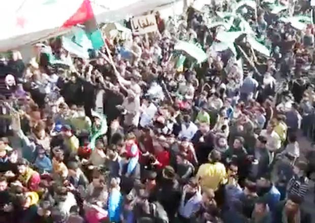 Sírios protestam contra o governo no sábado em Hama. (Foto: AP)