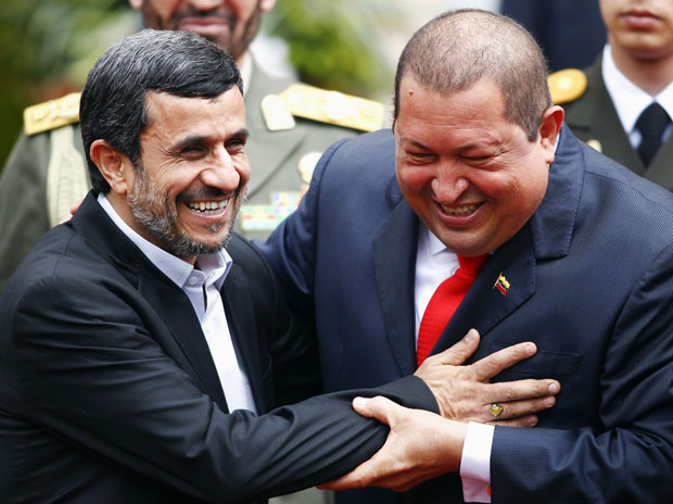 Mahmud Ahmadinejad brinca com Hugo Chávez durante visita do presidente iraniano a Caracas nesta segunda (9) (Foto: Carlos Garcia Rawlins/Reuters)