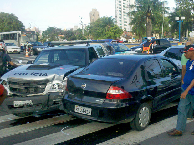 Viatura se envolveu em acidente com outros dois carros. (Foto: Katherine Coutinho / G1)