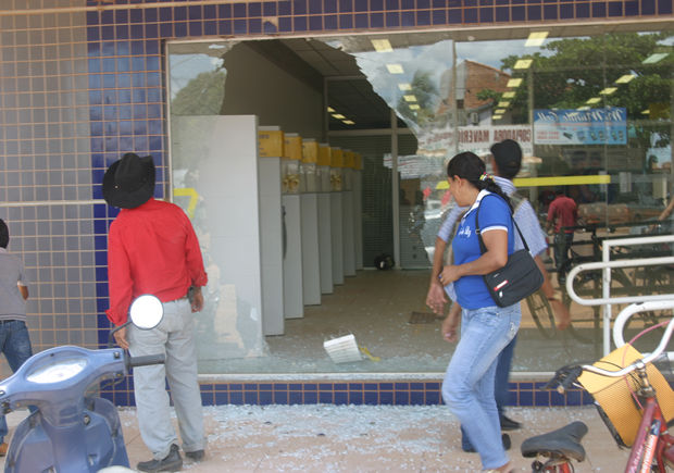 Ladrões atiraram contra o vidro da agêrncia bancária (Foto: Agência da Notícia)