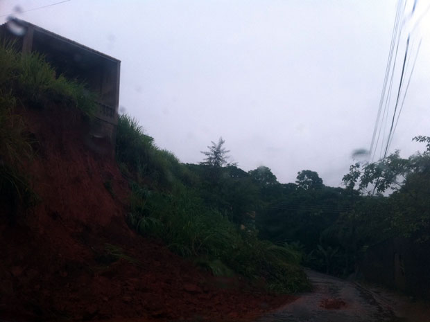 Deslizamento em estrada perto do acesso a Jamapará, em Sapucaia (Foto: Carolina Lauriano/ G1)