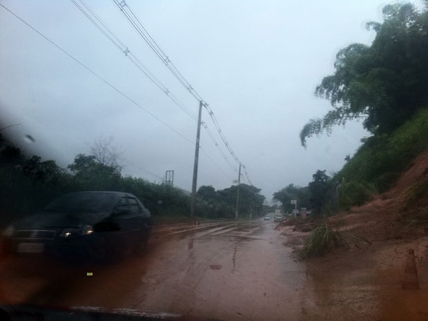 Chuva e lama no acesso a Sumidouro (RJ) (Foto: Carolina Lauriano/ G1)
