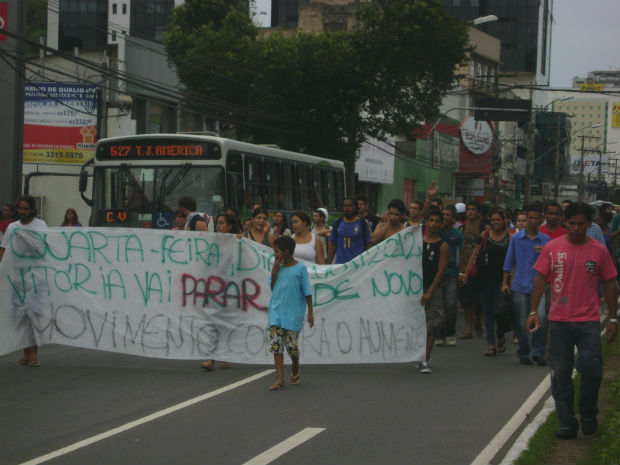 Capixabas protestam contra aumento nas tarifas de ônibus, no Espírito Santo (Foto: Vivian Monteiro/ VC no ESTV)