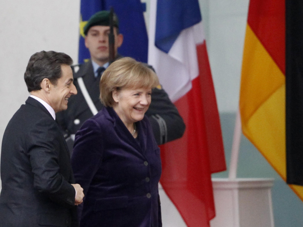 Presidente francês Nicolas Sarkozy chega para visitar chanceler alemã Angela Merkel em Berlim (Foto: Reuters)