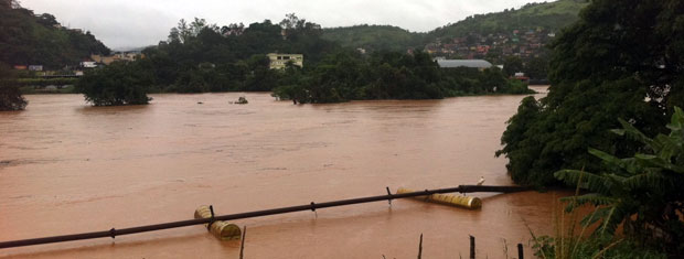 Rio está cheio perto de Jamapará, em Sapucaia (Foto: Carolina Lauriano/ G1)