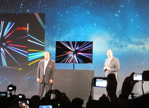 TV de SuperOLED da Samsung é apresentada por executivos da companhia (Foto: Gustavo Petró/G1)