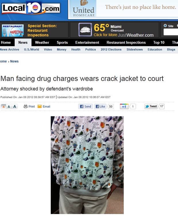 Homem usou no tribunal casaco que trazia manual de como preparar crack. (Foto: Reprodução)