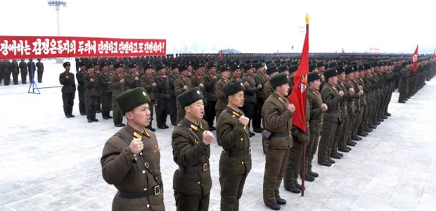 Militares juram lealdade ao novo líder Kim Jong-un em parada nesta terça-feira (10) em Pyongyang, capital da Coreia do Norte (Foto: Reuters)