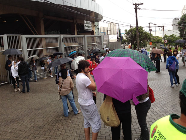 Antes da abertura dos portões os estudantes tiveram de se proteger da chuva  (Foto: Ana Carolina Moreno/G1)