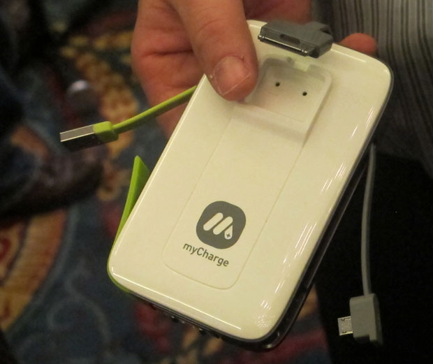 Já o MyCharge é uma bateria portátil para recarregar aparelhos eletrônicos em momentos de emergência. O dispositivo, que é recarregado na tomada, tem entradas para iPhone e iPad além de miniUSB, permitindo usá-lo com diversos modelos de eletrônicos (Foto: Foto: Gustavo Petró/G1)