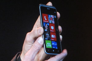 Celular HTC Titan II com sistema Windows Phone foi apresentado em evento da Microsoft na CES (Foto: Gustavo Petró/G1)