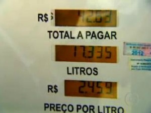 Uma placa eletrônica faz com que a bomba de combustível marque mais litros do que realmente é abastecido no veículo (Foto: Reprodução/ TV Globo)