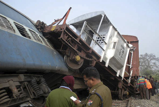 Oficiais observam os trens após a colisão no leste da Índia (Foto: Reuters/Stringer)