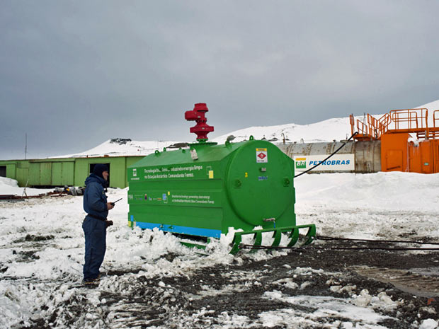 O equipamento, com potência de 250 kW/h, tornou o Brasil como o primeiro país a gerar eletricidade com etanol em toda a Antártida (Foto: Divulgação/Agência Petrobras/Marinha/Haroldo Palo Jr)