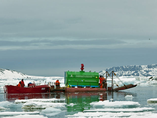 Motogerador movido a etanol é transportado por equipes da Petrobras até a base mantida pela Marinha na Antártida (Foto: Divulgação/Agência Petrobras/Marinha/Haroldo Palo Jr)