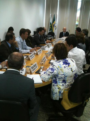 Reunião entre Anvisa, Ministério da Saúde e representantes de cirurgiões plásticos e mastologistas (Foto: Anvisa/Divulgação)
