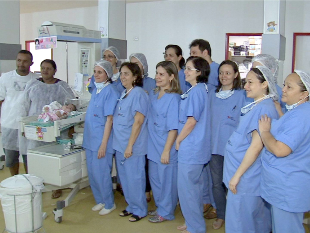 Ana Kelly e Felipe (E) ao lado da pequena Maria Clara e da equipe do hospital HGF (Foto: TV Verdes Mares/Reprodução)
