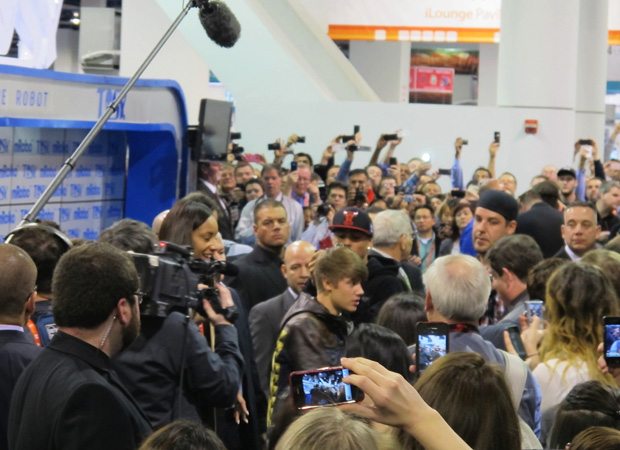 Multidão cerca o cantor Justin Bieber durante a CES  (Foto: Gustavo Petró/G1)
