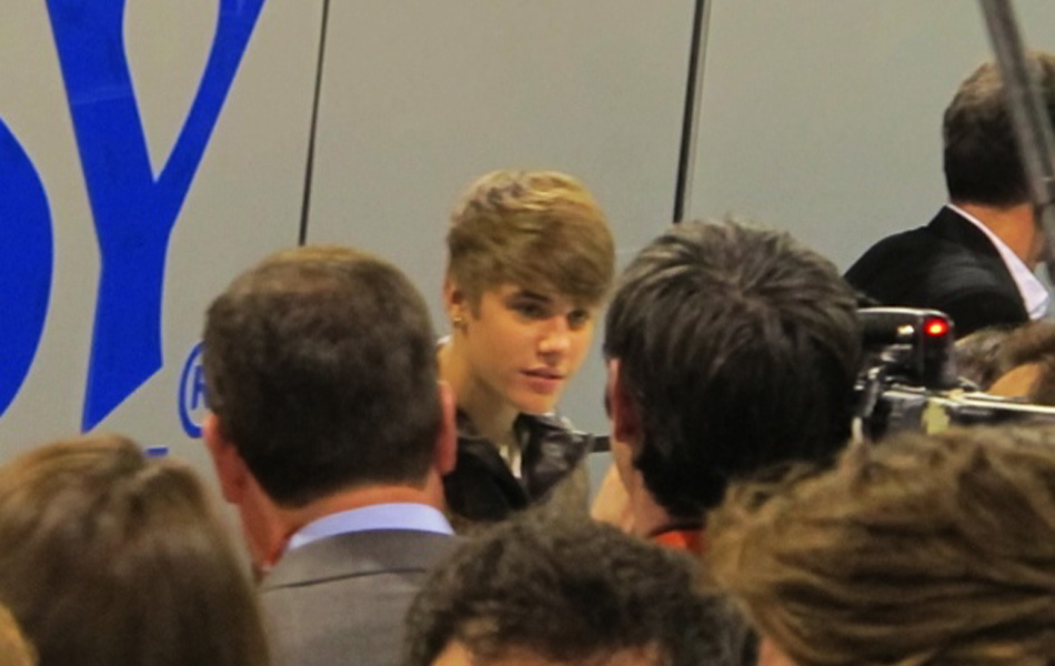 Cantor Justin Bieber promoveu empresa que fabrica robôs nesta quarta-feira (11), na CES 2012