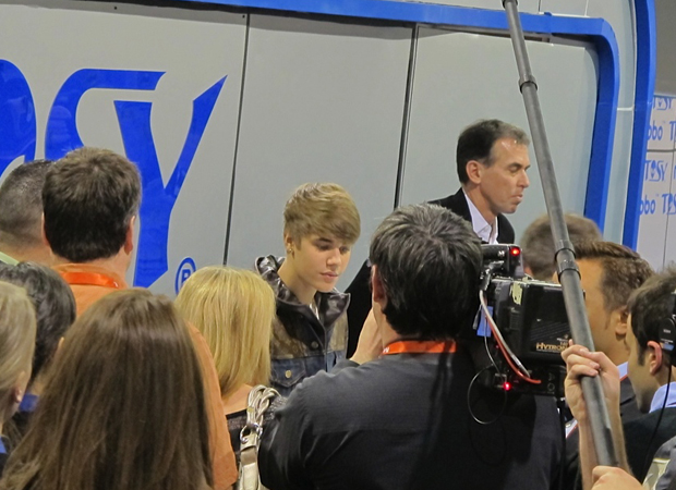 O cantor candense Justin Bieber visitou a CES 2012 nesta quarta-feira (11) para dar autógrafos e promover os robôs da TOSY (Foto: Gustavo Petró/G1)