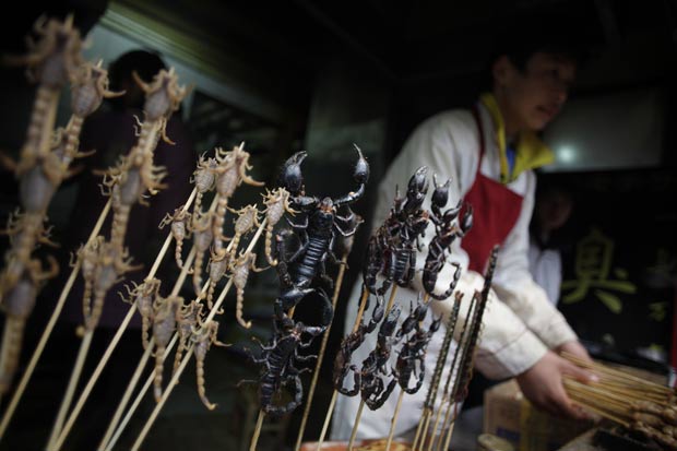 Espetinhos contam com diferentes espécies de escorpião. (Foto: Eugene Hoshiko/AP)