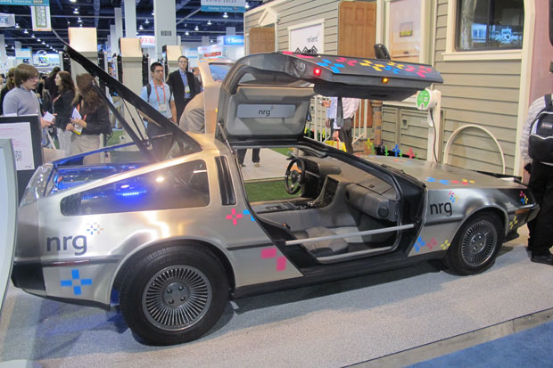 A NRG, especializada em energia alternativa, apresentou uma versão elétrica do DeLorean, carro que ficou famoso na trilogia de filmes 'De Volta para o Futuro'. Inteção é chamar a atenção do público da Consumer Electronics Show (CES) 2012 sobre os motores elétricos para carros (Foto: Gustavo Petró/G1)