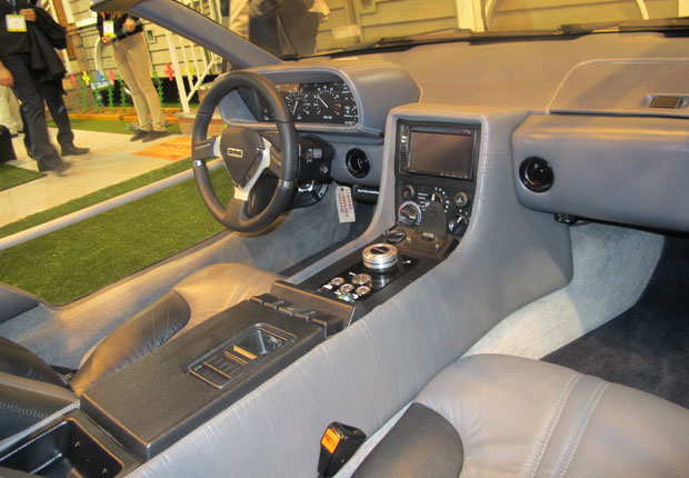 Detalhes do interior do DeLorean DMCev. O carro antigo recebeu toques mais modernos em sua versão elétrica (Foto: Gustavo Petró/G1)