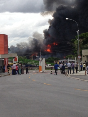 Incêndio de grandes proporções atinge galpão em Jundiaí, SP (Foto: Eduardo Bergamo/VC no G1)