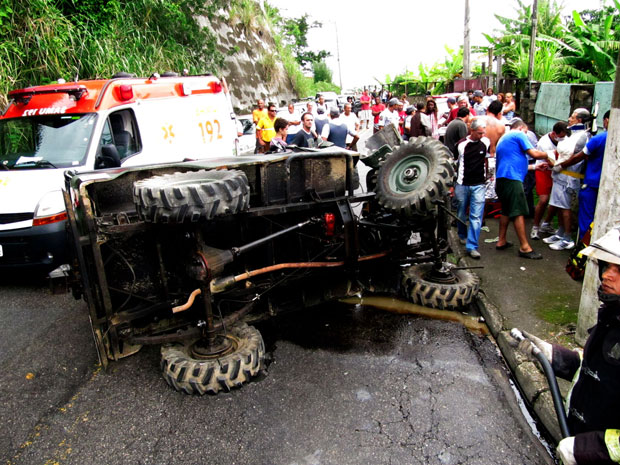 Jipe tomba e deixa turistas feridos (Foto: Caio Gomes/Arquivo pessoal)