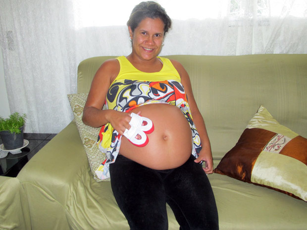 A dona de casa Perla comemora a gravidez de 4 meses; ela perdeu as três filhas na tragédia provocada pela chuva na Região Serrana, em 2011 (Foto: Tássia Thum/G1)