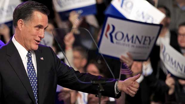 O pré-candidato republicano Mitt Romney saúda eleitores na noite desta terça-feira (10) em Manchester, New Hampshire (Foto: Reuters)