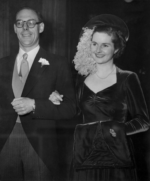 Dezembro de 1951 - Candidata mais jovem do partido conservador Tory até então, Margaret Thatcher se casa aos 26 anos com Denis Thatcher, em Londres